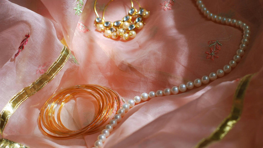 How to Style Bold Pearls with a Twist for the Holiday Season: A Guide to Modern Pearl Elegance