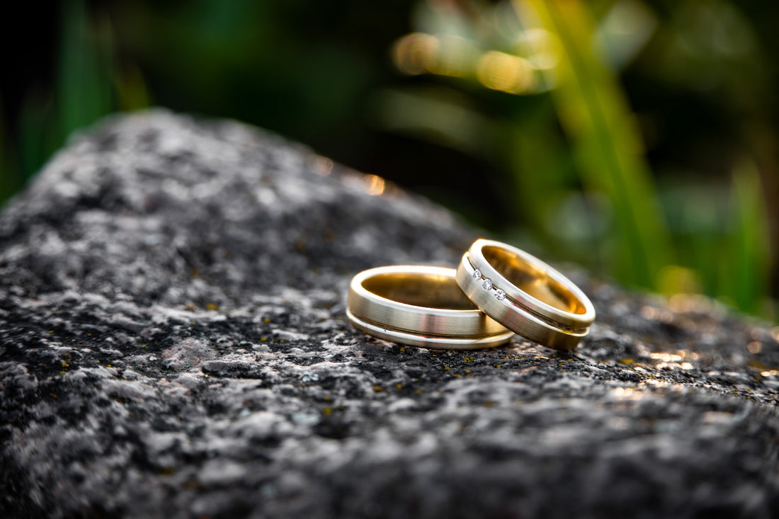 Where to take the wedding rings to the altar? 7 original ideas