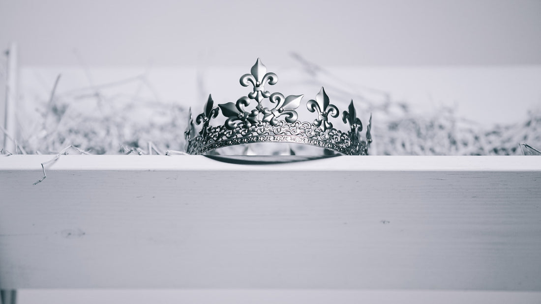 7 meanings of crowns in jewelry