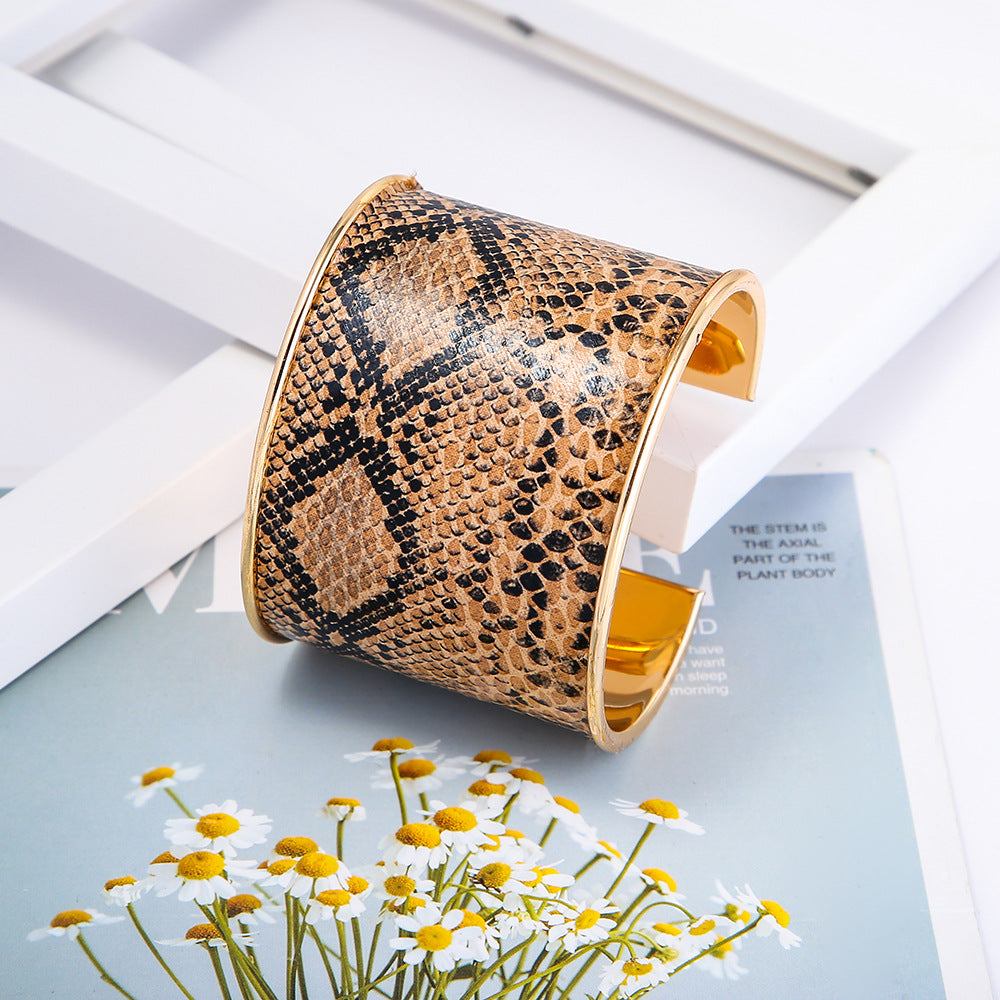 Sleek Leopard Print Alloy Bracelet with Exotic Snake Skin Detail