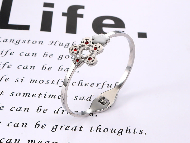 Chic Floral Titanium Steel Bracelet for Women - Personalized Everyday Jewelry