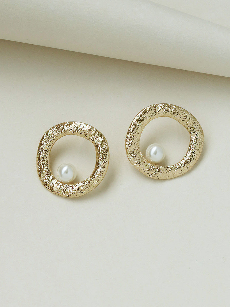 European and American Summer Metal Texture Pearl Earrings - Vienna Verve