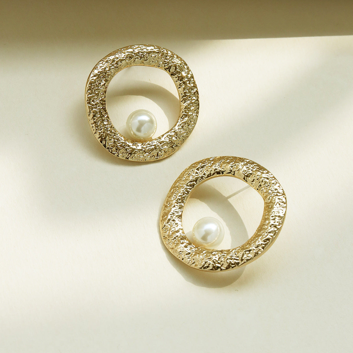 European and American Summer Metal Texture Pearl Earrings - Vienna Verve