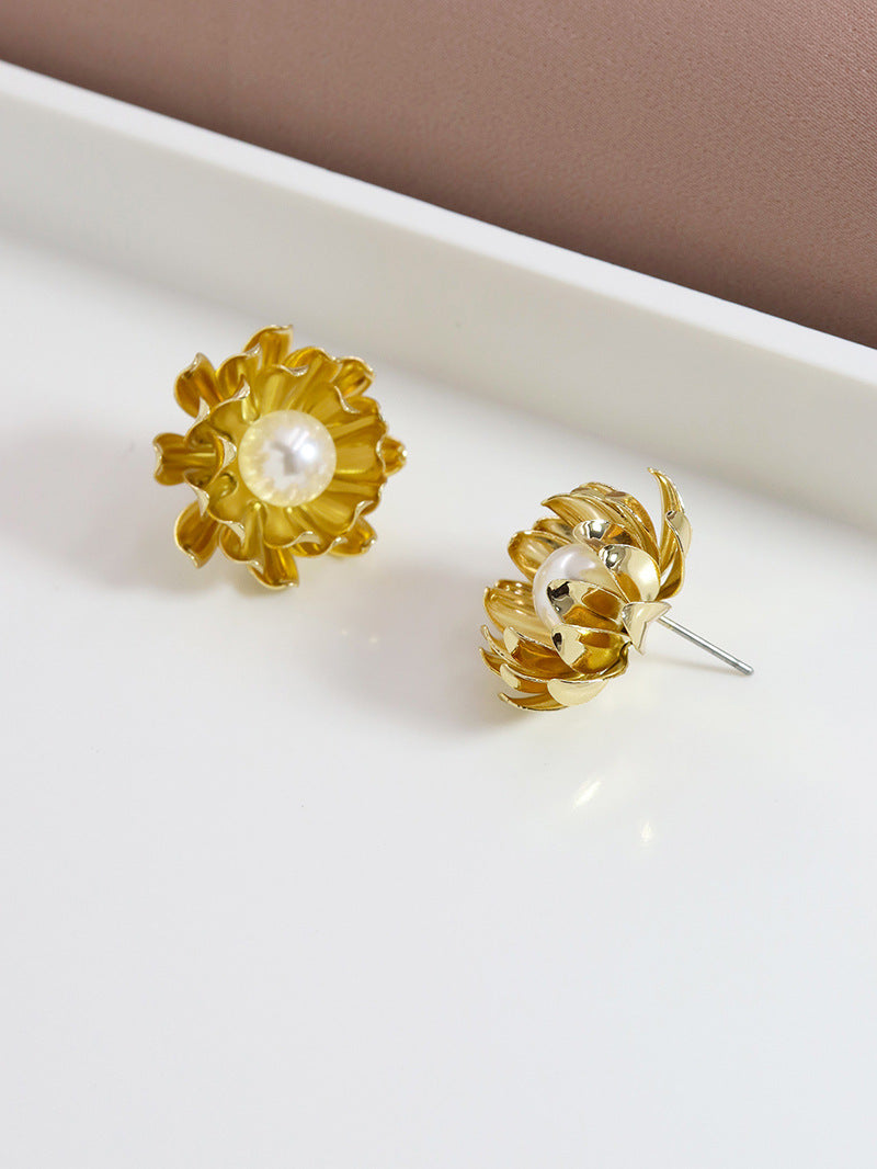 Elegant Floral Pearl Stud Earrings - Vienna Verve Collection