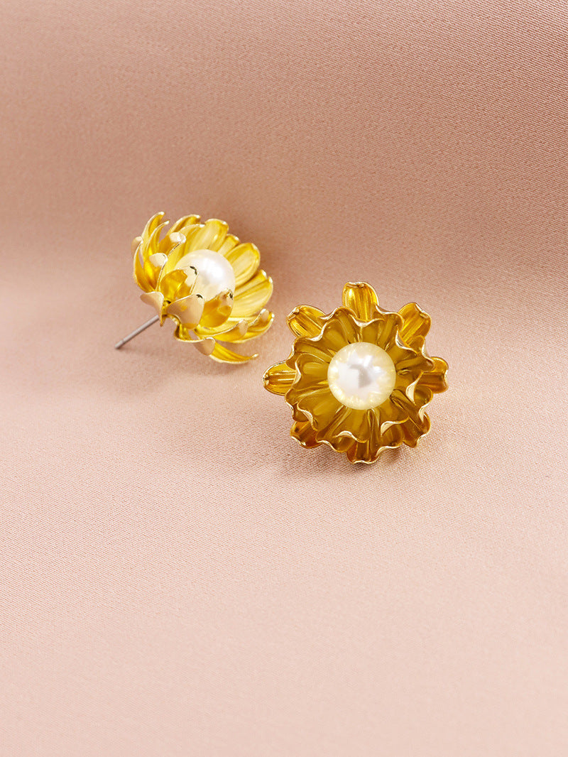 Elegant Floral Pearl Stud Earrings - Vienna Verve Collection