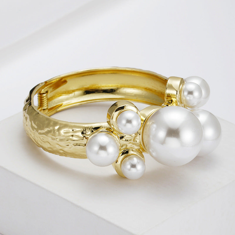 Grand Fashion Metal Pearl Bracelet with Gold Irregular Design