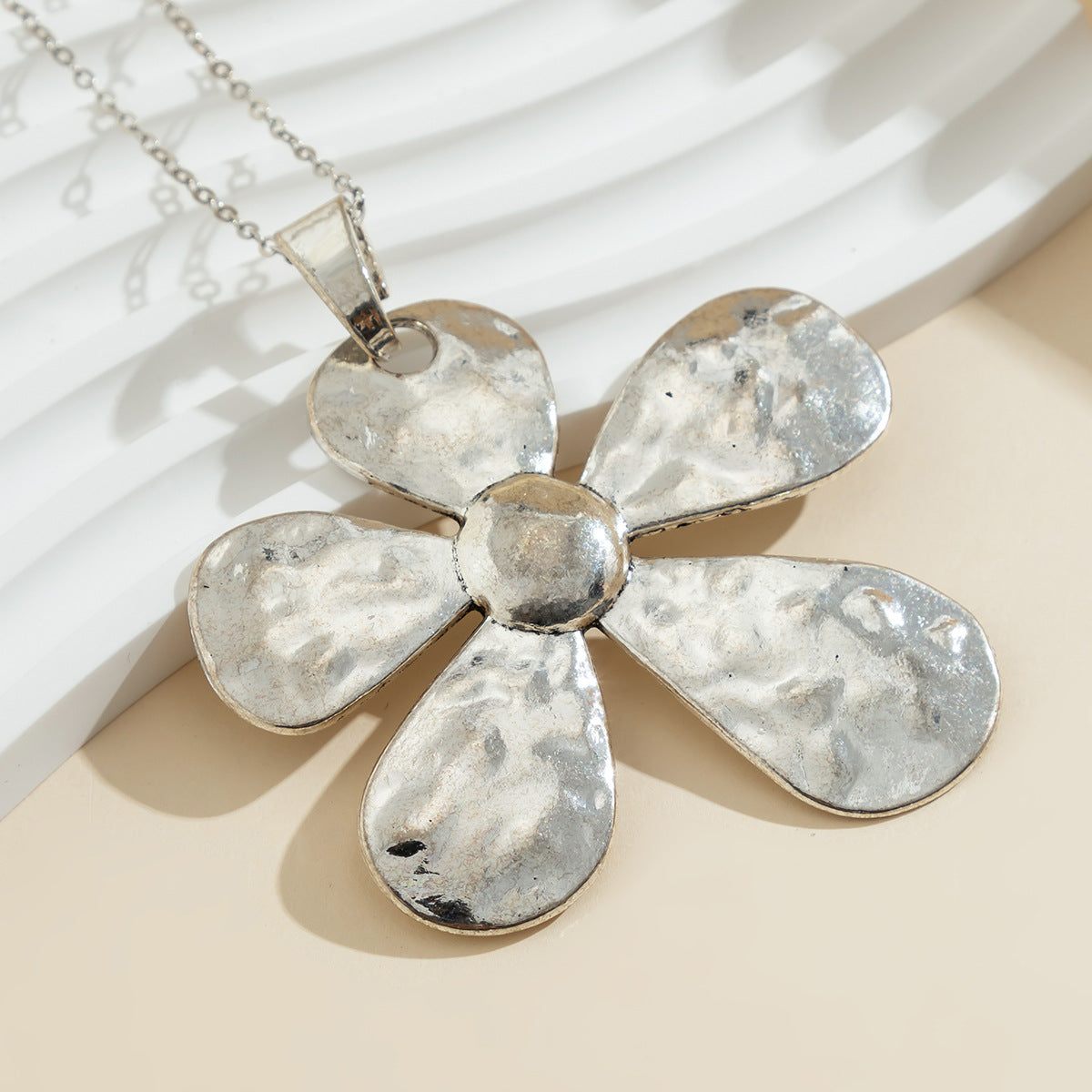 Exaggerated Metal Big Five-leaf Flower Necklace - Vienna Verve Collection