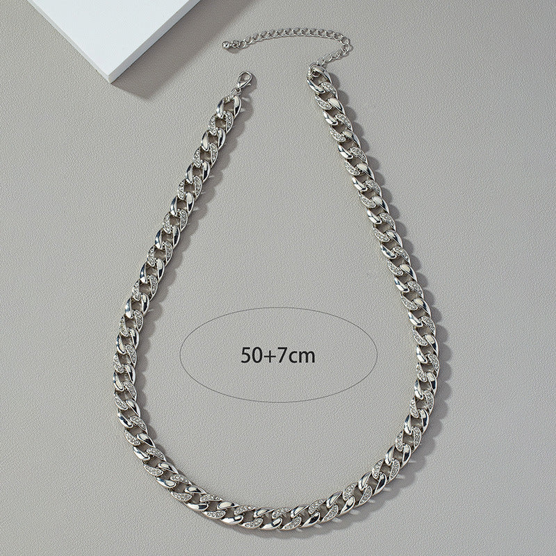 Luxurious Chain Necklace with a Hint of European Elegance