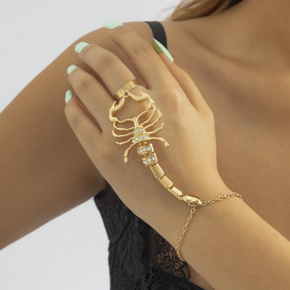 Intricately Designed Metal Scorpion Finger Bracelet for Stylish Women from Europe and America