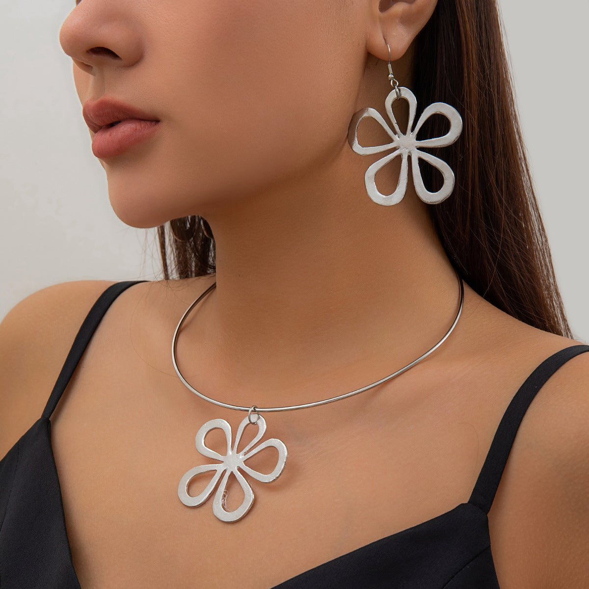 Elegant Metal Flower Choker Necklace with Sweet and Cool Hollow Pendant