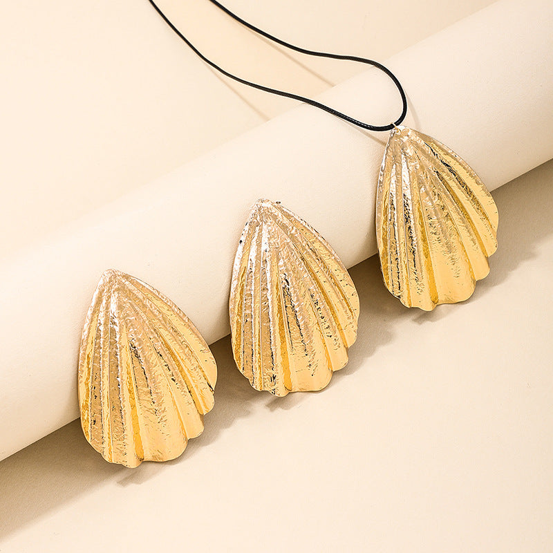 Extravagant Shell Earrings and Necklace Set for Stylish Women - European and American Fashion Statement