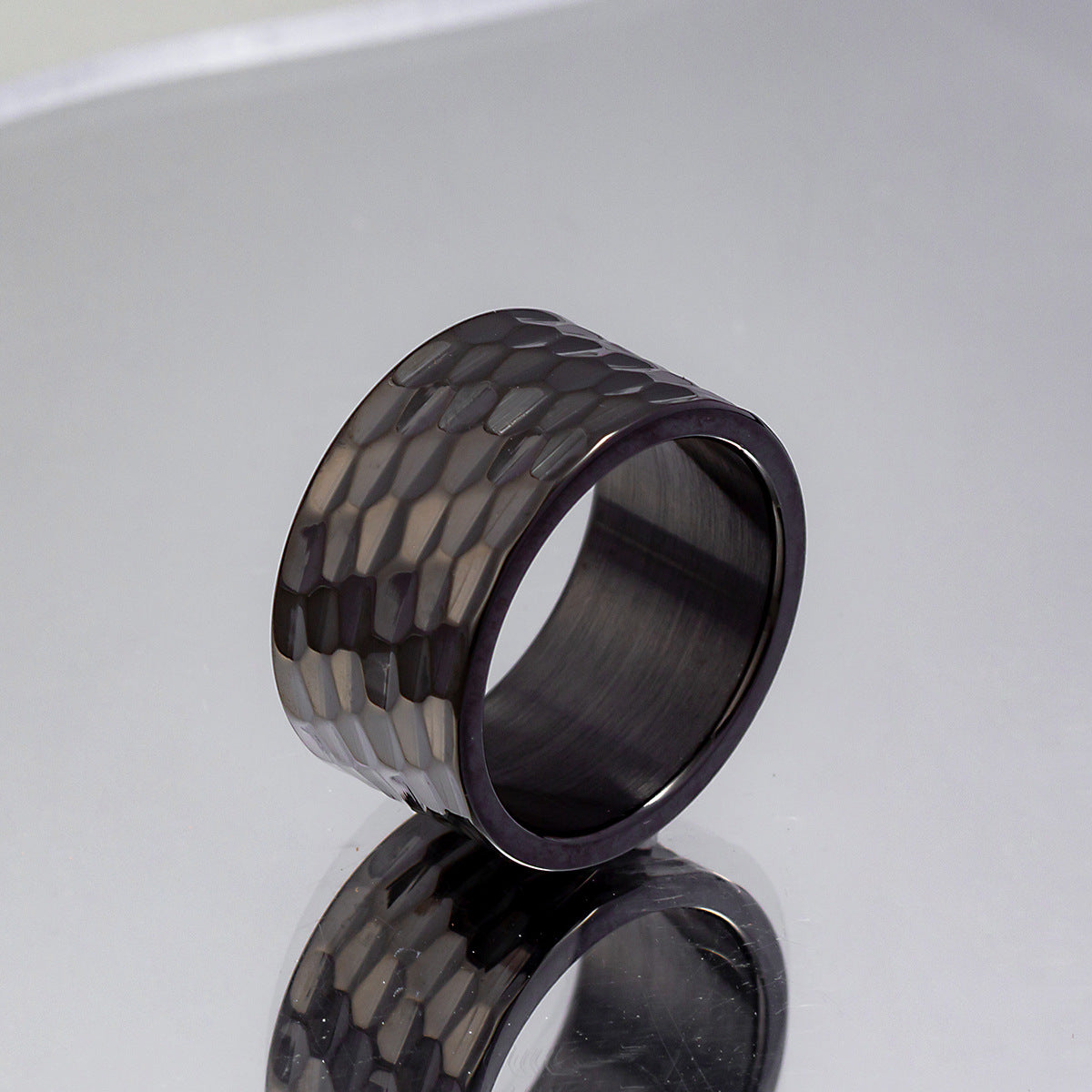 European and American Titanium Steel Beat Pattern Ring for Men