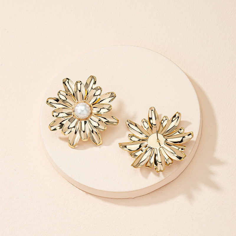 Golden Daisy Flower Earrings from Vienna Verve Collection