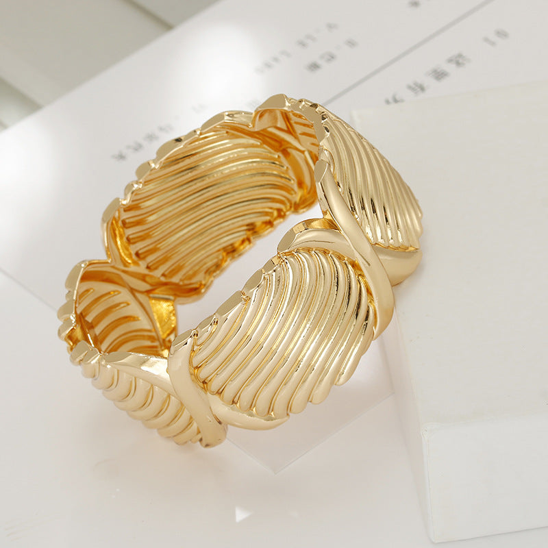 Exaggerated European Style Wholesale Gold Bracelet for Fashion Forward Women