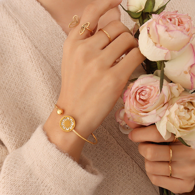 Golden French Chrysanthemum Water Shell Bracelet with Elastic Soft Wire