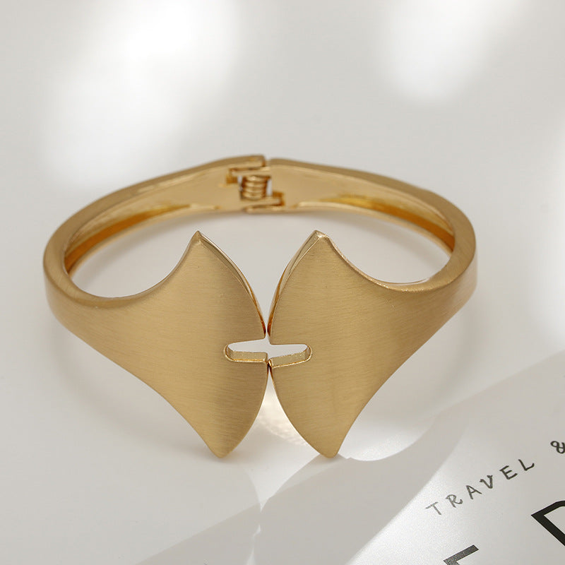 Exaggerated Fan-Shaped Bracelet with Original European Design for Stylish Women.