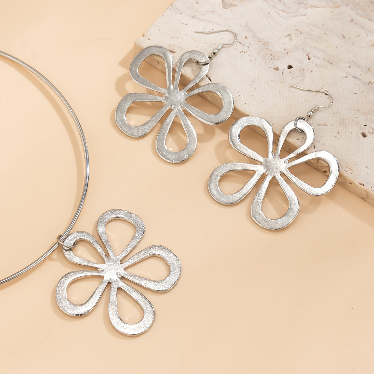 Elegant Metal Flower Choker Necklace with Sweet and Cool Hollow Pendant