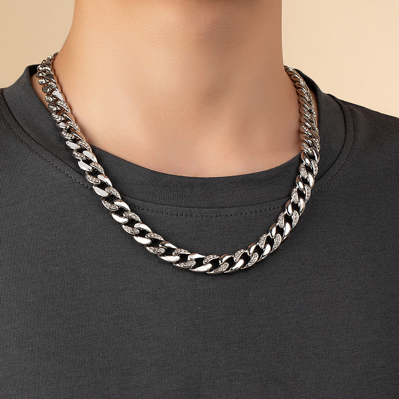 Luxurious Chain Necklace with a Hint of European Elegance