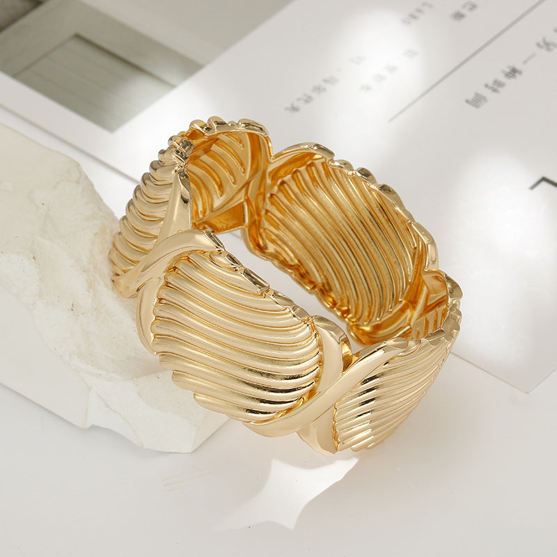 Exaggerated European Style Wholesale Gold Bracelet for Fashion Forward Women