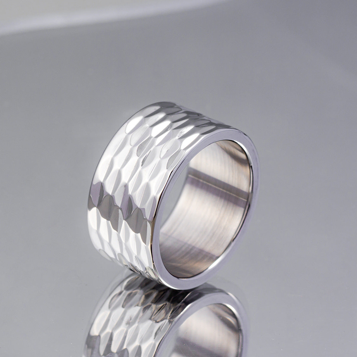 European and American Titanium Steel Beat Pattern Ring for Men