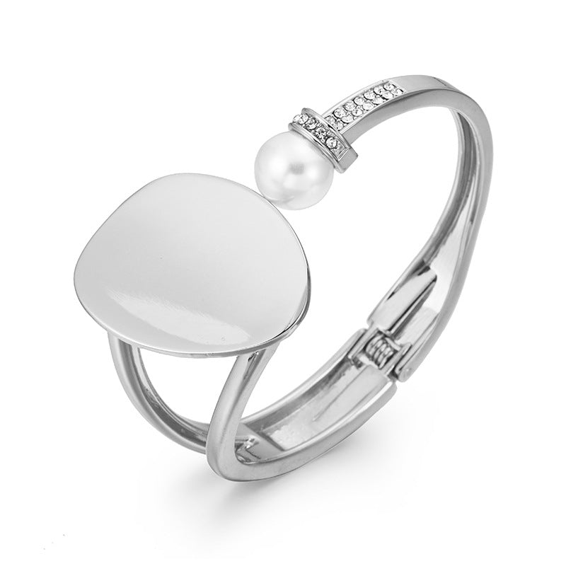 Exaggerated Pearl Asymmetric Bracelet for Stylish European and American Women