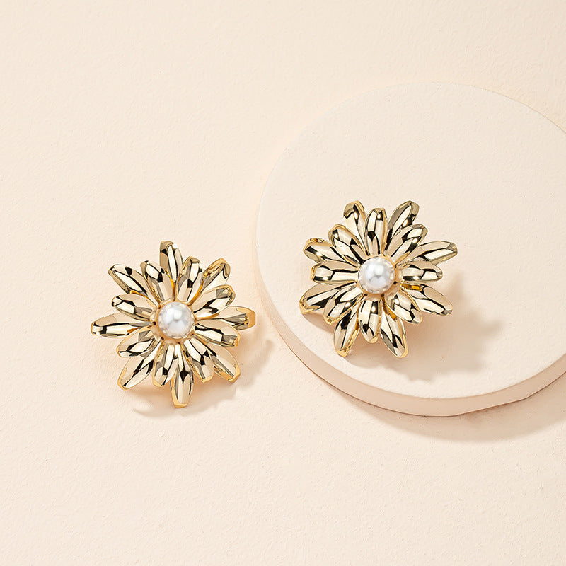 Golden Daisy Flower Earrings from Vienna Verve Collection