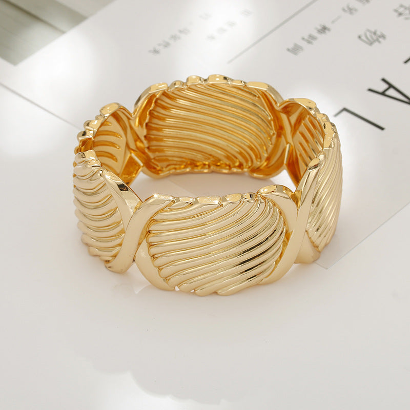 Exaggerated European Style Wholesale Gold Bracelet for Fashion Forward Women