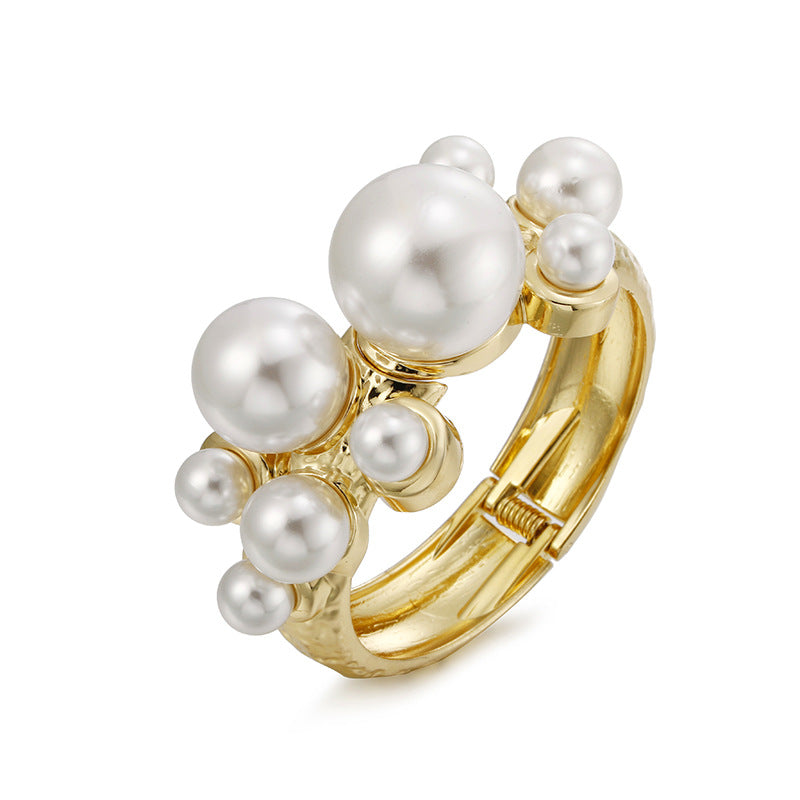 Grand Fashion Metal Pearl Bracelet with Gold Irregular Design