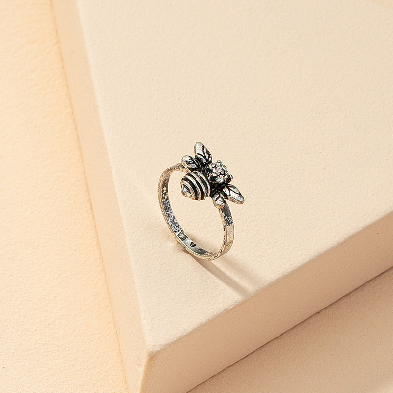 Bee Charm Ring - Elegant Retro Design in European Style