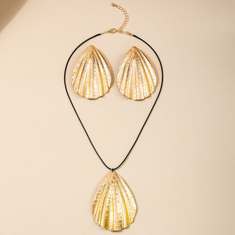 Extravagant Shell Earrings and Necklace Set for Stylish Women - European and American Fashion Statement