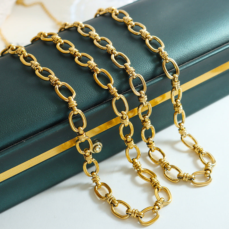 Luxurious Interlocked Chain Titanium Steel Jewelry Set in Gold Plating