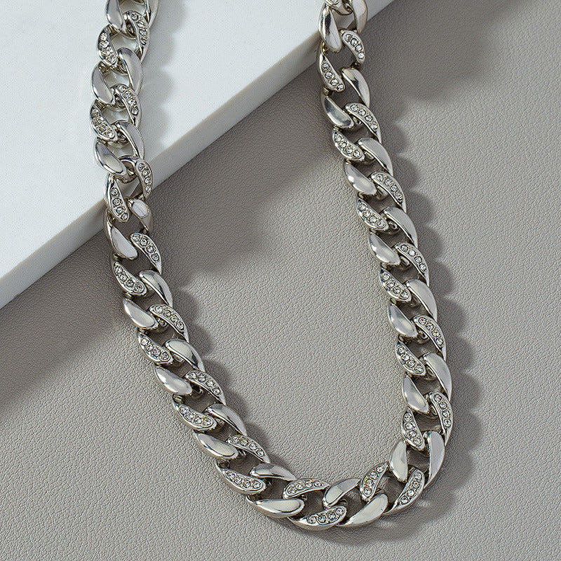 Luxurious Chain Necklace with a Hint of European Elegance