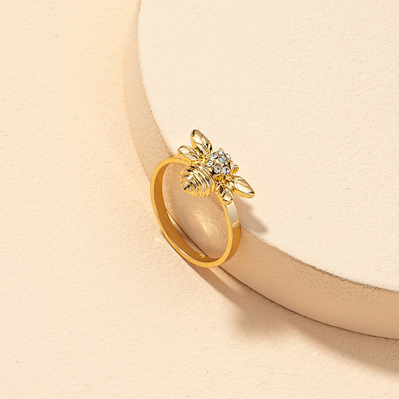 Bee Charm Ring - Elegant Retro Design in European Style