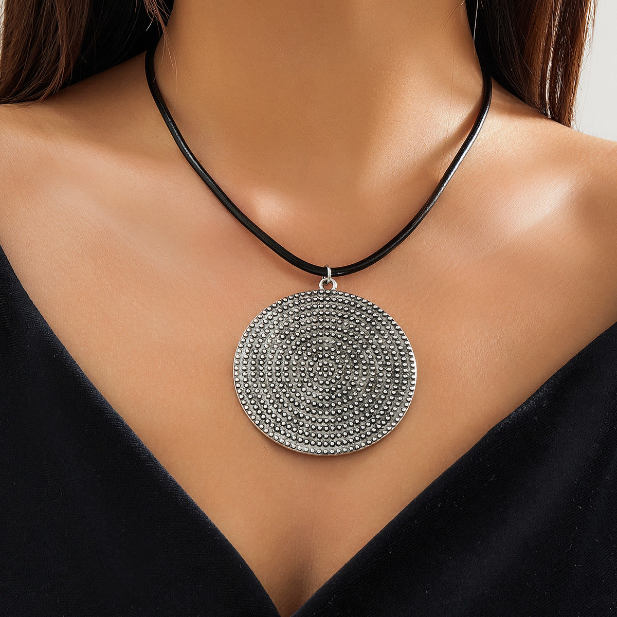 Exaggerated Thread Pendant Necklace with Simple Metal Disc Collar