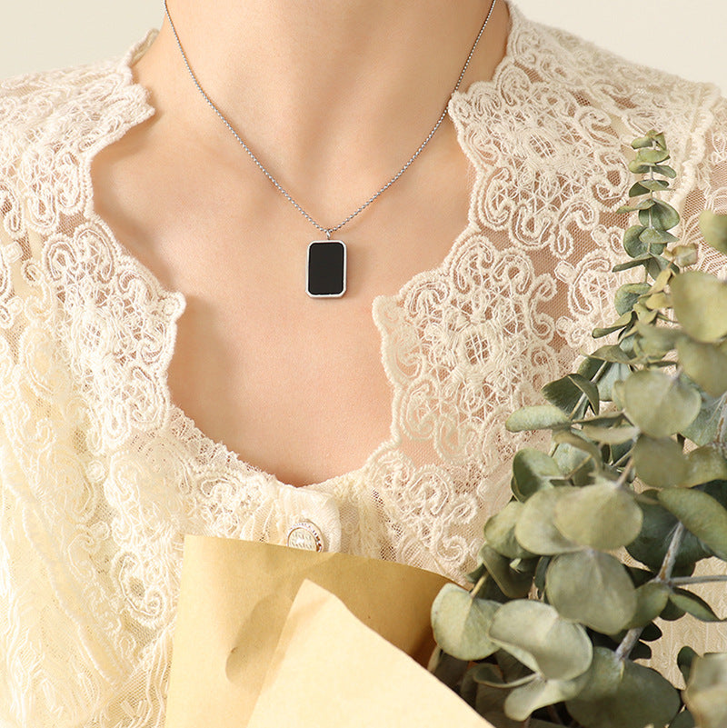 European and American Vintage Inspired Black Shell Pendant Necklace with 18K Gold Accents