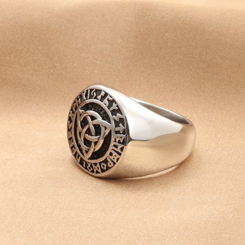 Celtic Elegance: Men's Retro Titanium Steel Irish Flower Ring