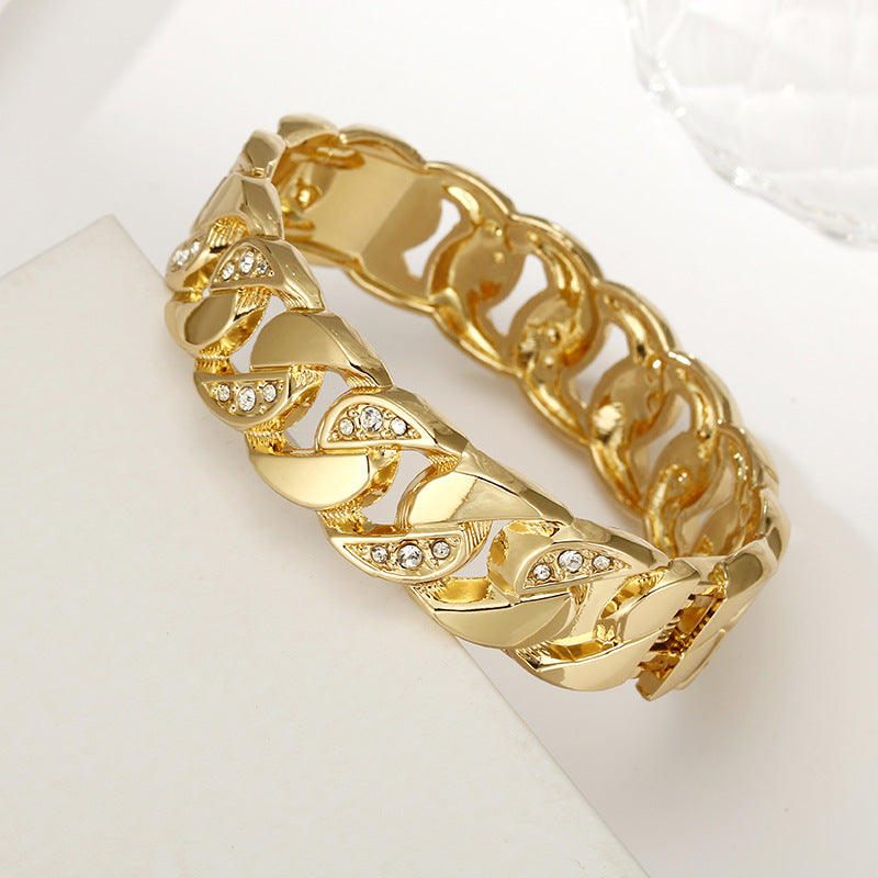 Golden Twist Bracelet for Women - Unique Minimalist Jewelry Piece with Fashionable Hollow Design