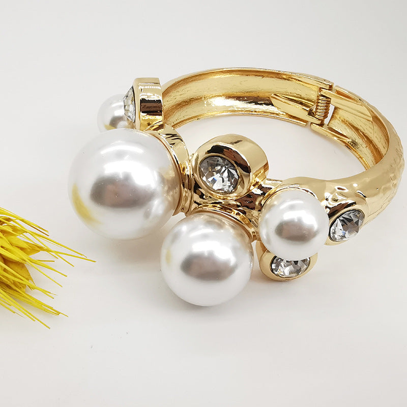 Grand Fashion Metal Pearl Bracelet with Gold Irregular Design