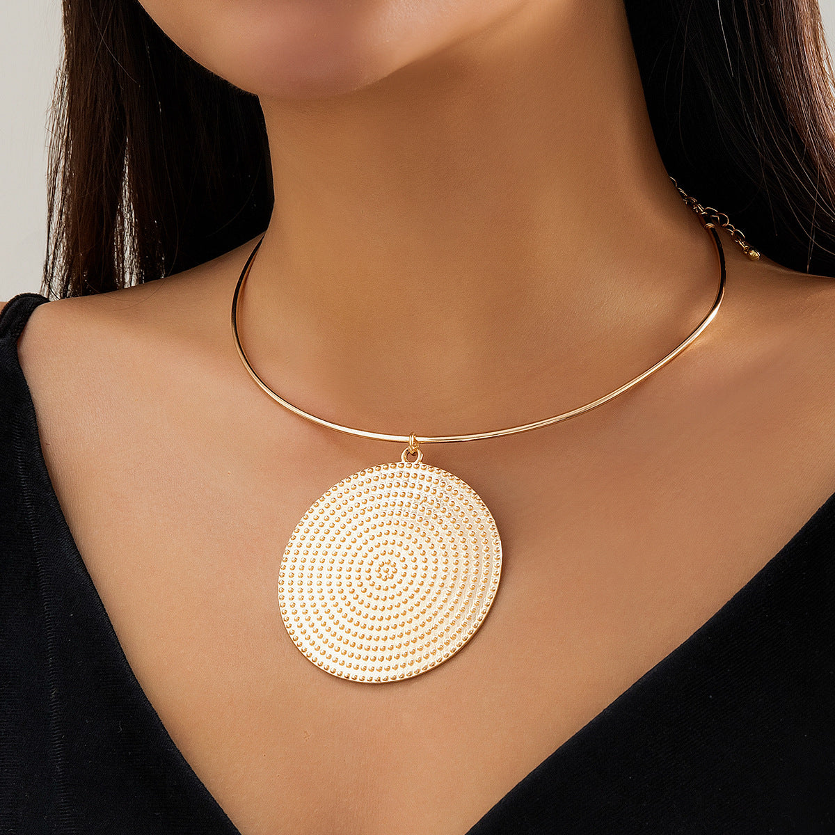 Exaggerated Thread Pendant Necklace with Simple Metal Disc Collar