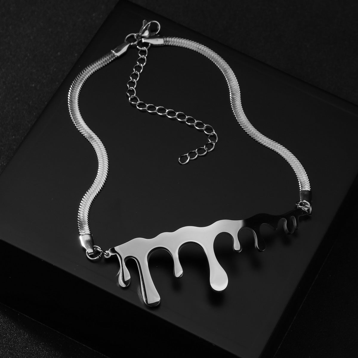 Chic Silver Drop Necklace with Modern Genie Design