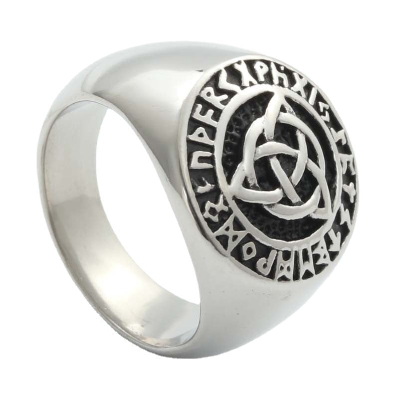 Celtic Elegance: Men's Retro Titanium Steel Irish Flower Ring