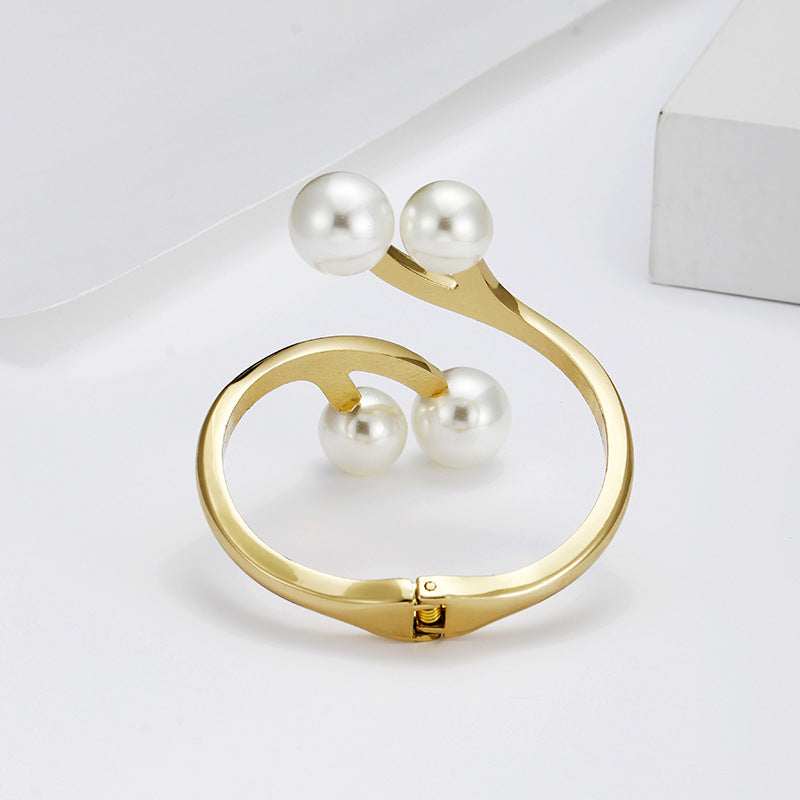 European Style Exquisite Pearl Bracelet with Irregular Gold-plated Zinc Alloy Accents