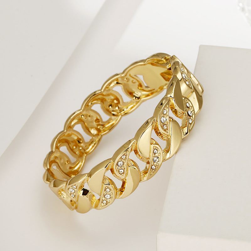 Golden Twist Bracelet for Women - Unique Minimalist Jewelry Piece with Fashionable Hollow Design