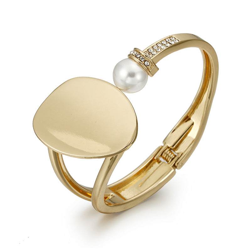 Exaggerated Pearl Asymmetric Bracelet for Stylish European and American Women