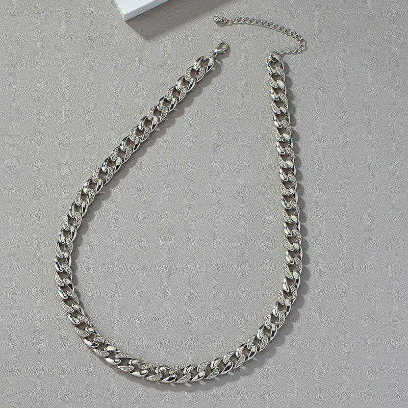 Luxurious Chain Necklace with a Hint of European Elegance