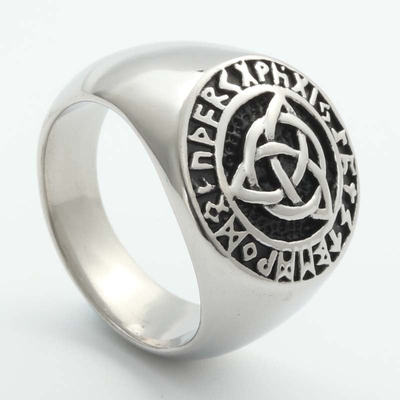 Celtic Elegance: Men's Retro Titanium Steel Irish Flower Ring