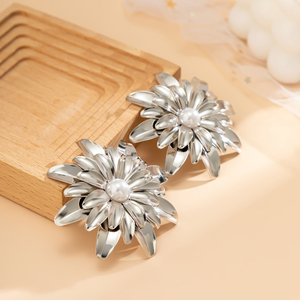 European Style Geometric Daisy Pearl Earrings