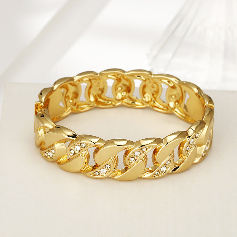 Golden Twist Bracelet for Women - Unique Minimalist Jewelry Piece with Fashionable Hollow Design