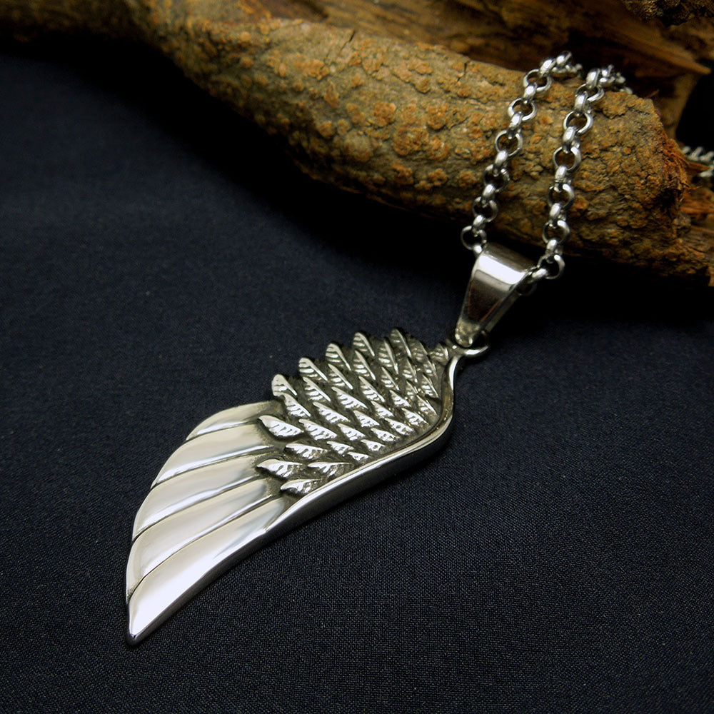 Trendy Titanium Steel Wing Pendant Necklace for Fashionable Girls, Hip-Hop Feather Style