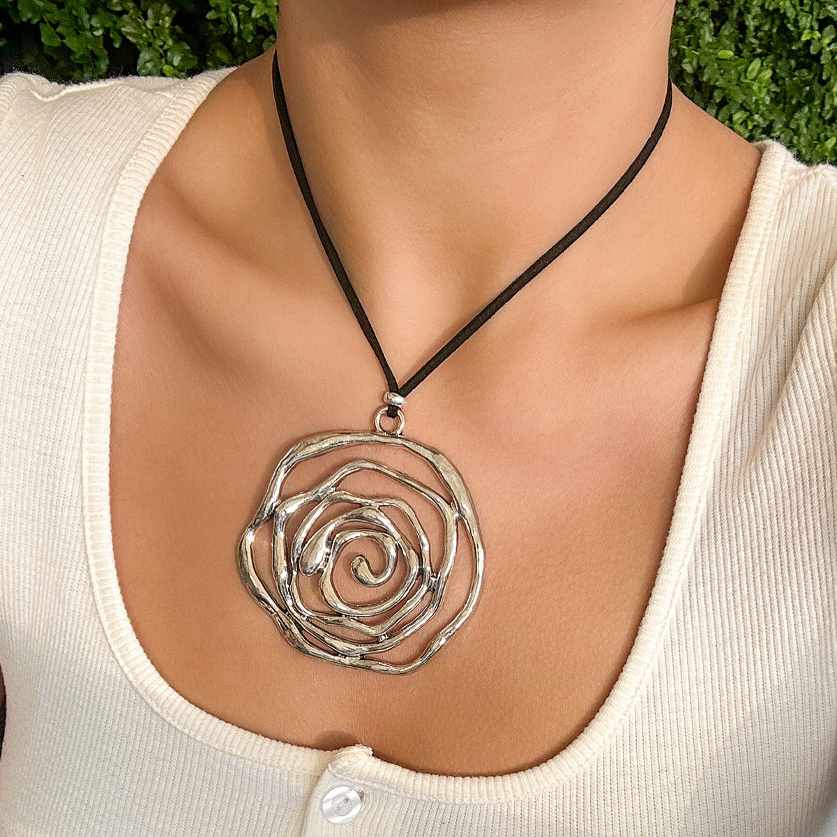 Sweet and Cool Vintage Rose Choker Necklace for Women